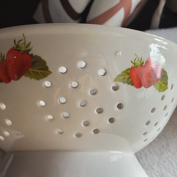 RARE Vintage Ceramic Avon Strawberry Colander Strainer Basket Country Chic BIN A - Picture 5 of 8